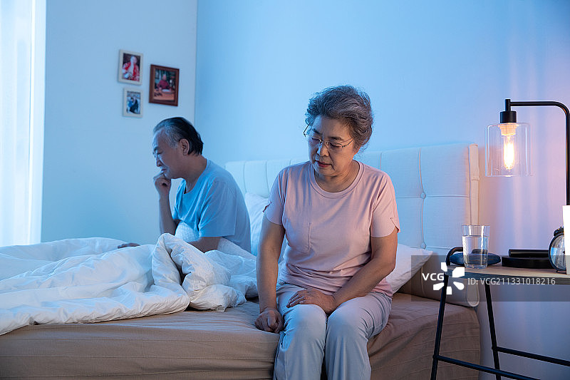 生气吵架的老年夫妇图片素材