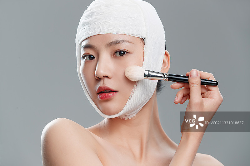 头戴绷带的漂亮女人化妆图片素材