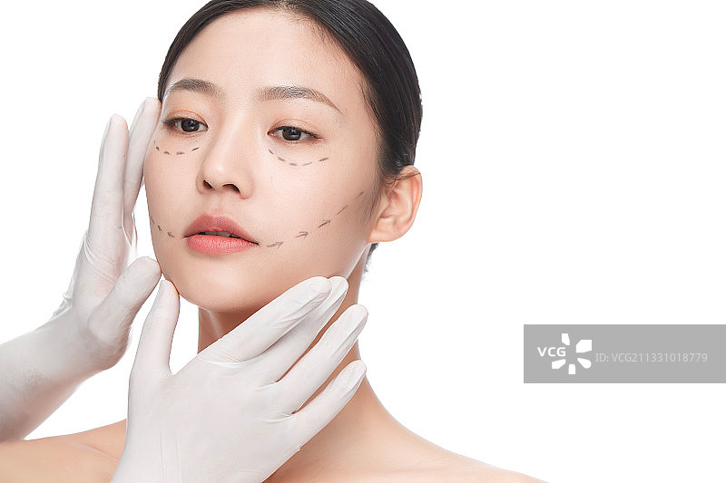 做面部提升的青年女人图片素材