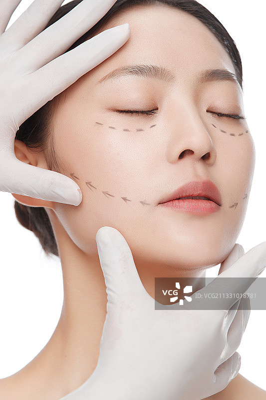 做面部提升的青年女人图片素材