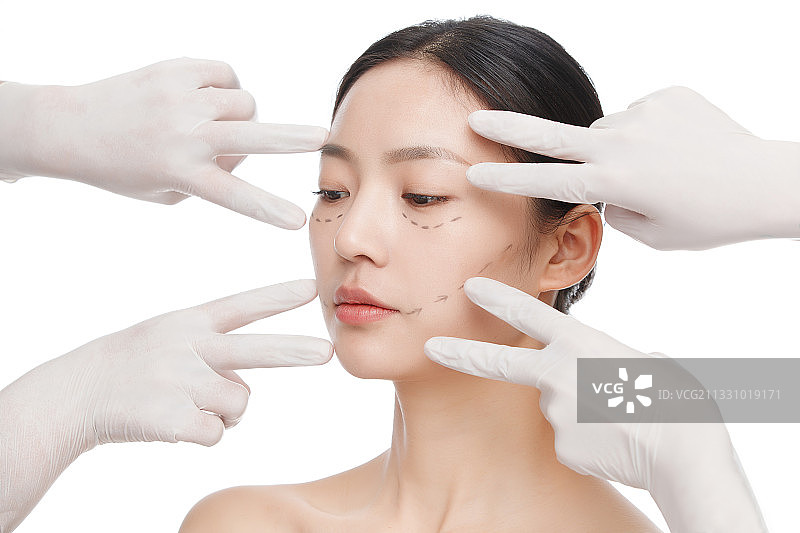 准备做整形手术的青年女人图片素材