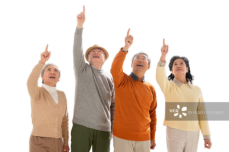 高举手臂向上看的老年人图片素材