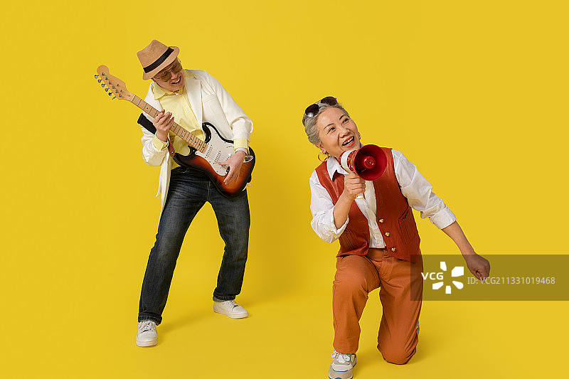 弹吉他唱歌的老年人图片素材