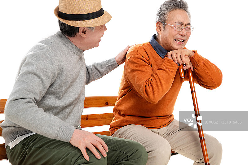 两位老年朋友坐在长椅上聊天图片素材