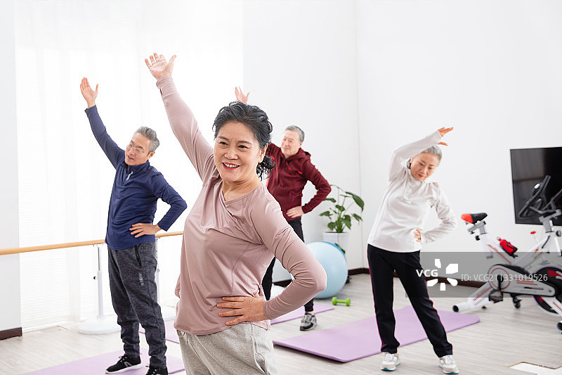 做健身运动的老年人图片素材