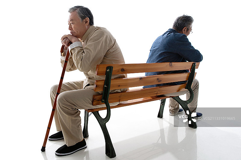 坐在长椅上的老年人图片素材