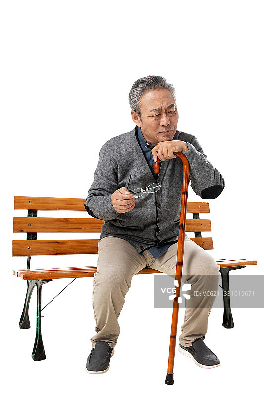拄着拐杖的孤独老年人图片素材