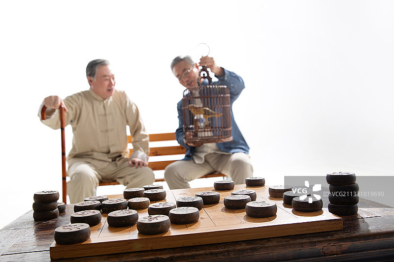 两位老年朋友和象棋棋盘图片素材