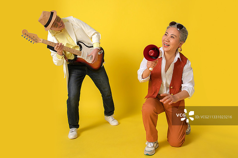 弹吉他唱歌的老年人图片素材