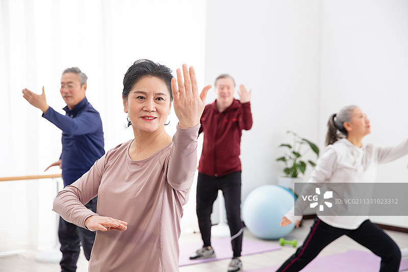 做健身运动的老年人图片素材