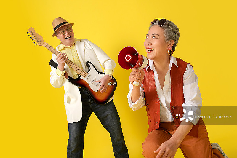 弹吉他唱歌的老年人图片素材