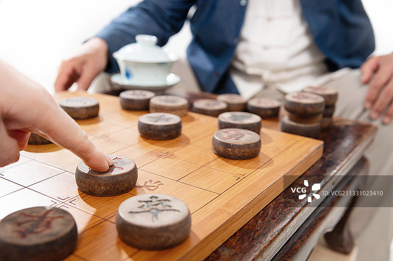 两位老年朋友下象棋图片素材