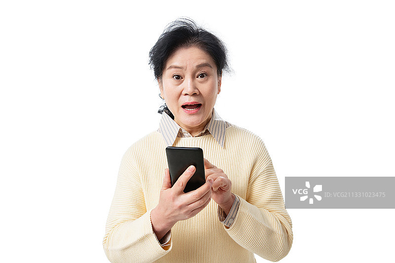 快乐的老年人拿着手机图片素材