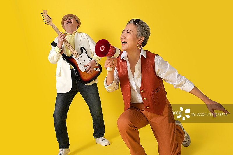 弹吉他唱歌的老年人图片素材
