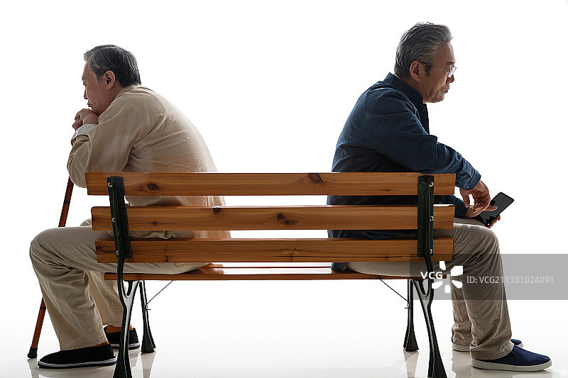 坐在长椅上的老年人图片素材