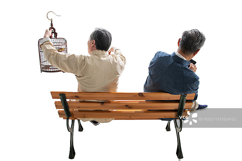 拿着鸟笼的老人和拿着手机的老人坐在长椅上图片素材