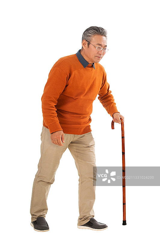 拄着拐杖行动不便的老人图片素材