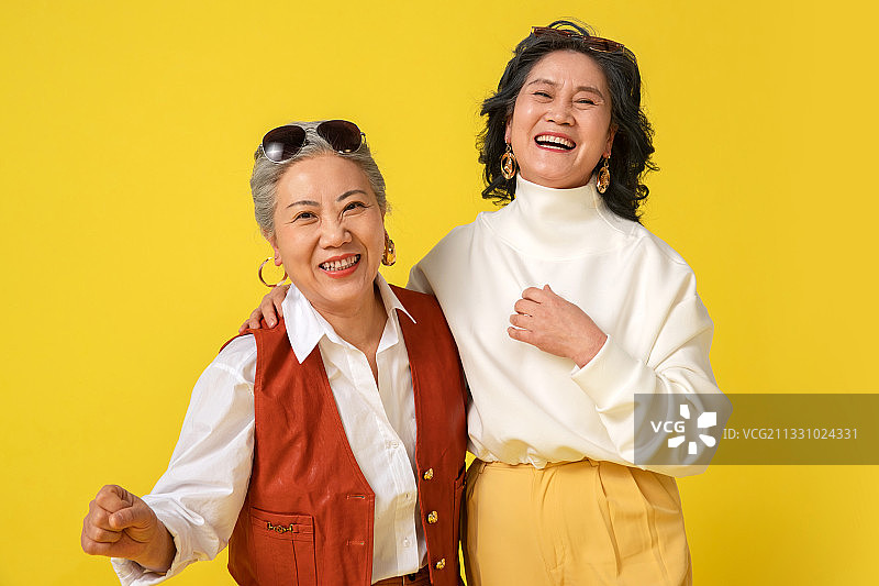 快乐时尚的老姐妹俩图片素材