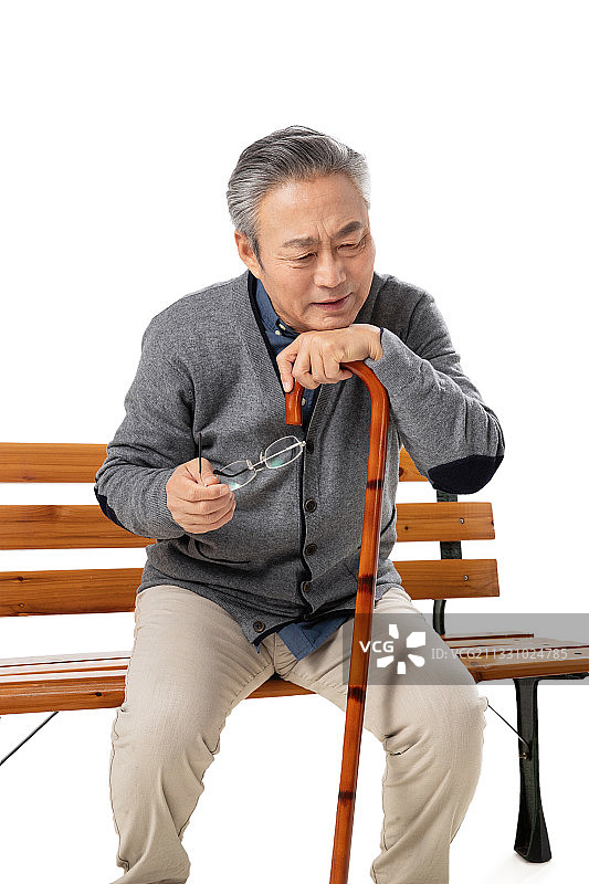拄着拐杖的孤独老年人图片素材