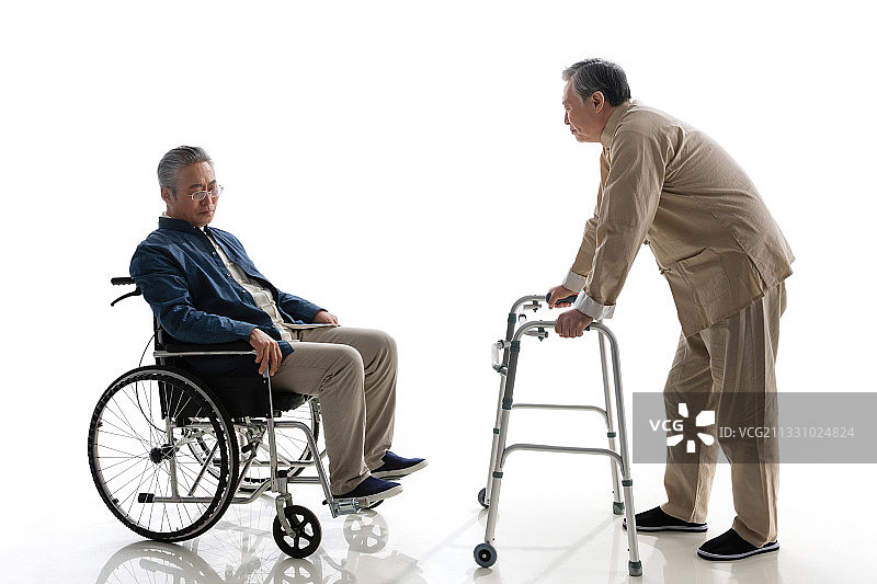 行动不便的老年人图片素材