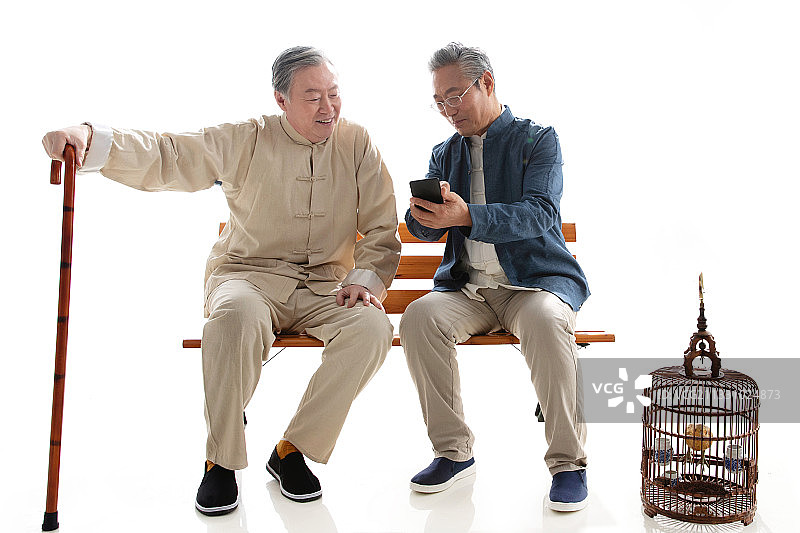 两位老年朋友看手机视频图片素材