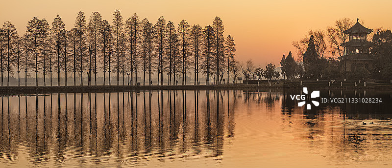 中国湖北武汉东湖风景区行吟阁亭图片素材