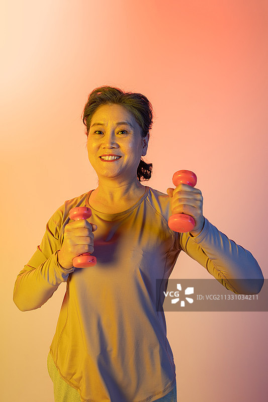 拿着哑铃健身的老年人图片素材