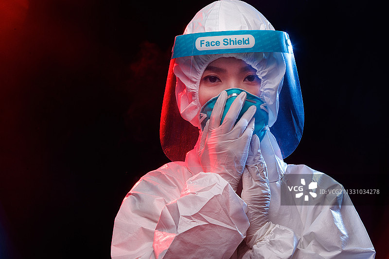 戴着口罩的青年女医生图片素材