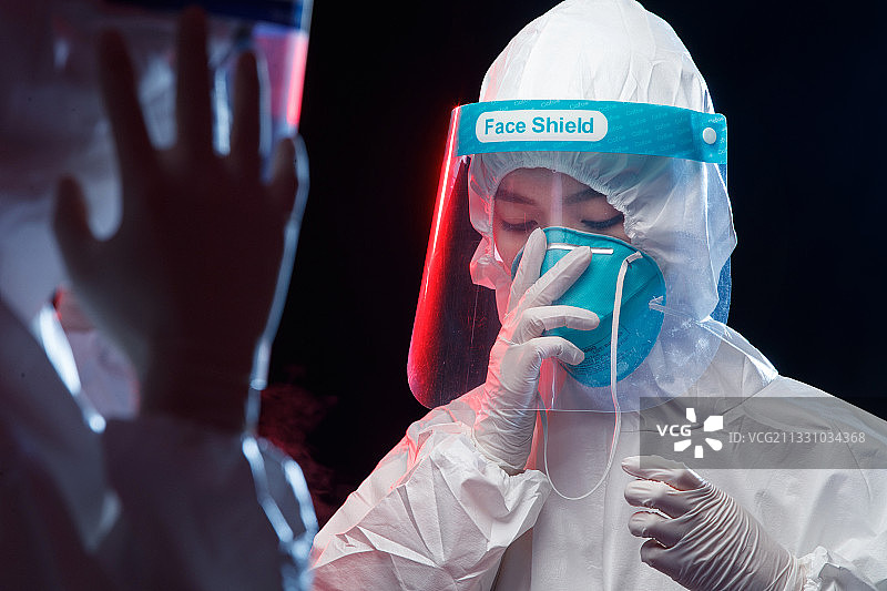 调整口罩的医护人员图片素材