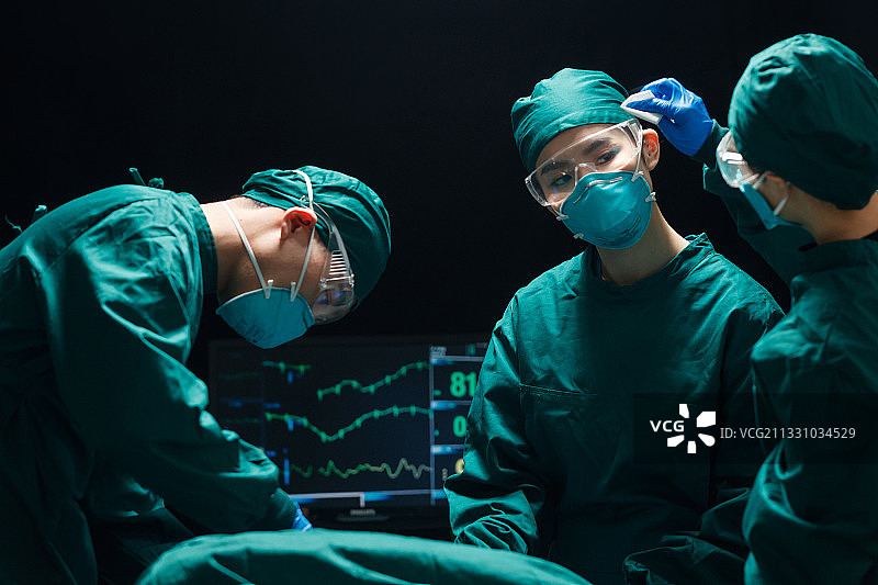医护人员在进行手术图片素材
