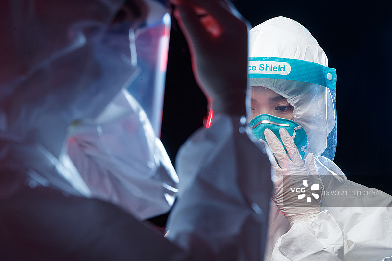 调整护具的医护人员图片素材