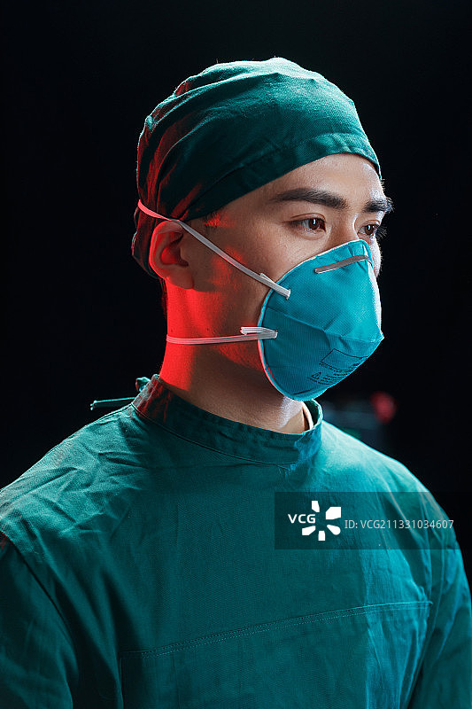 穿着手术衣的青年男医生图片素材