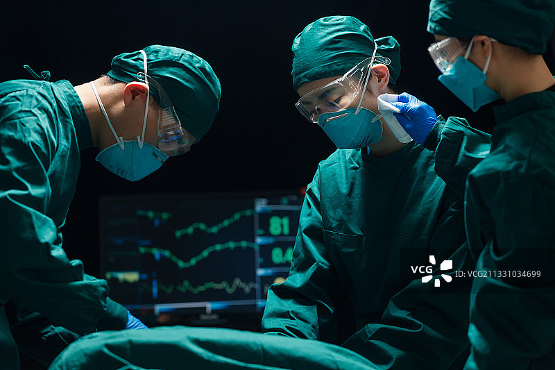 医护人员在进行手术图片素材