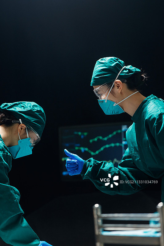 手术中的医护人员竖起大拇指图片素材