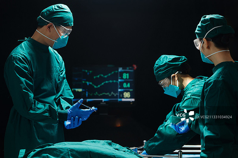 医护人员在进行手术图片素材