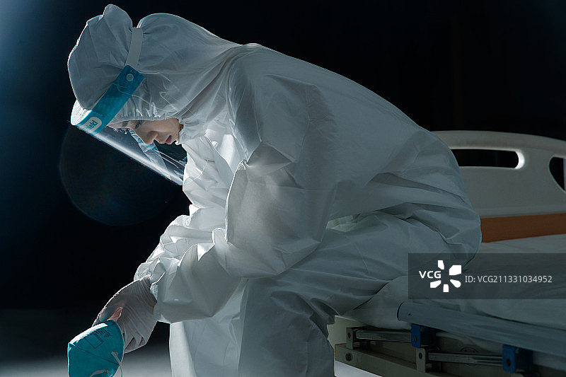 病房里疲惫的青年女医生图片素材