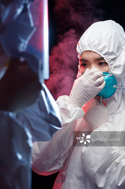 调整口罩的医护人员图片素材