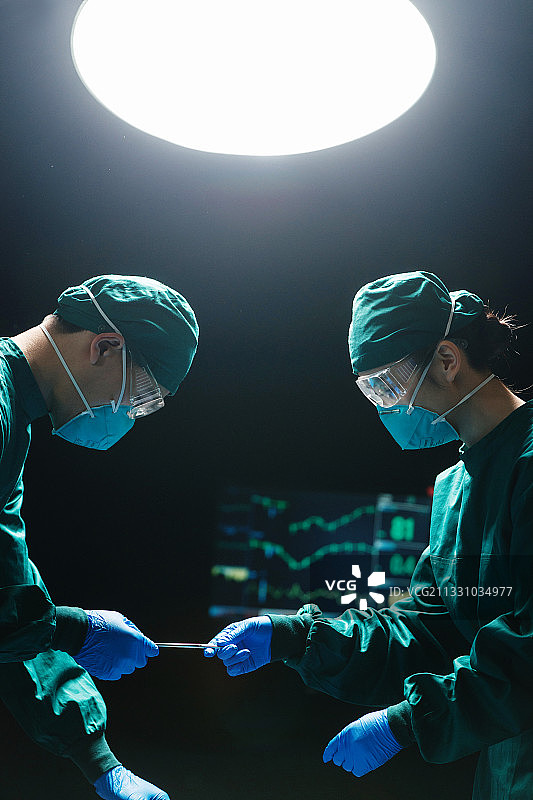 医护人员在进行手术图片素材