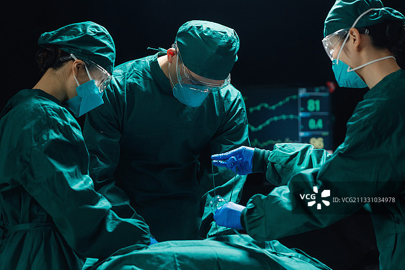 医护人员在进行手术图片素材