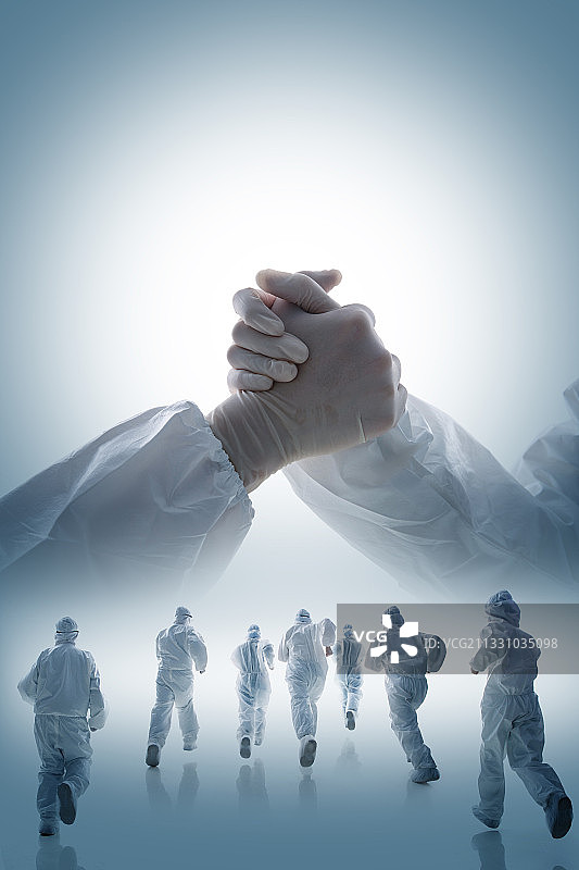 穿着防护服奔跑的医疗团队图片素材