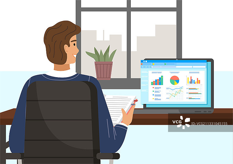 男人坐在桌旁，附近放着笔记本电脑图片素材