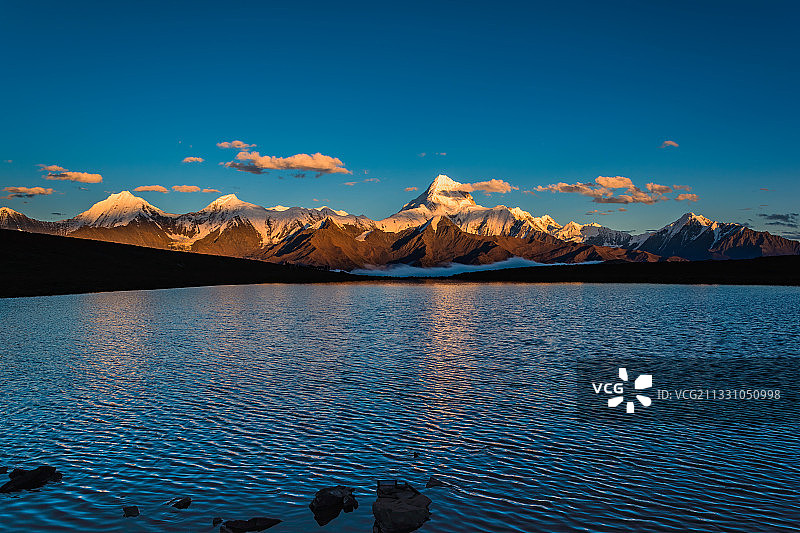 黄昏中的冷嘎措与贡嘎雪山图片素材