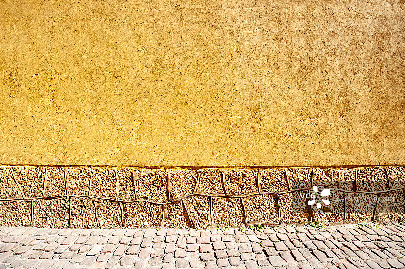 云南省大理白族自治州剑川县沙溪古镇欧阳大院小巷黄墙图片素材