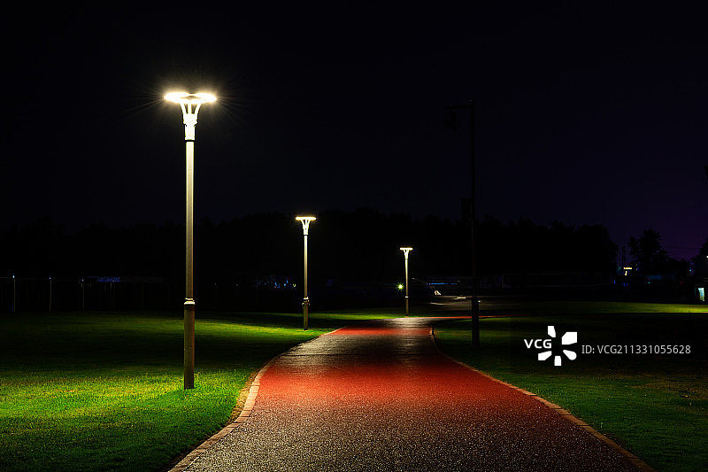 路灯下的跑道图片素材
