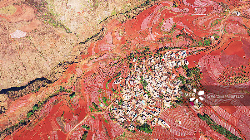航拍夏季的中国云南东川红土地图片素材