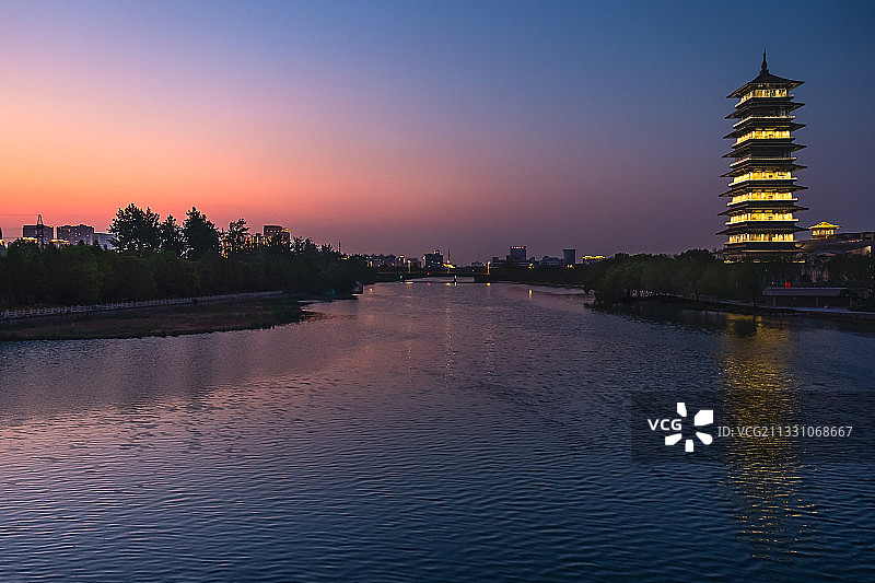 暮色晚霞中的大运河大运塔图片素材