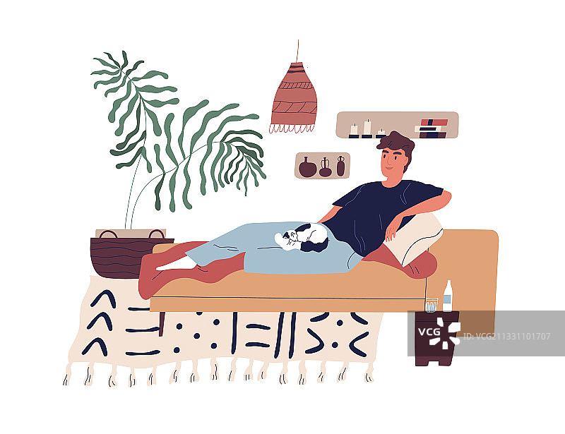 在沙发上放松，猫咪在身上的微笑年轻男子图片素材