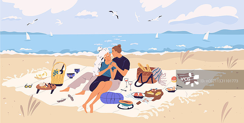 幸福情侣在海边野餐毯上拥抱图片素材
