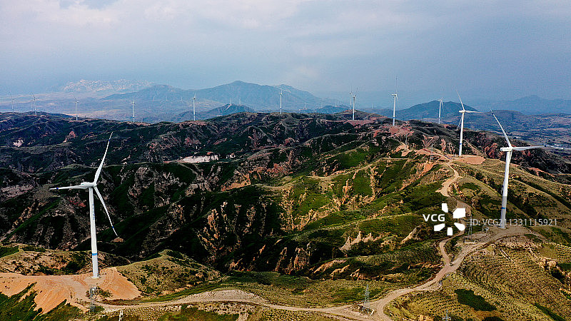 河北省张家口市宣化区荒山上的风光互补发电场“追风逐日”积蓄能图片素材