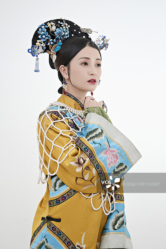 白色背景下的清代女性古装造型清朝古装图片素材